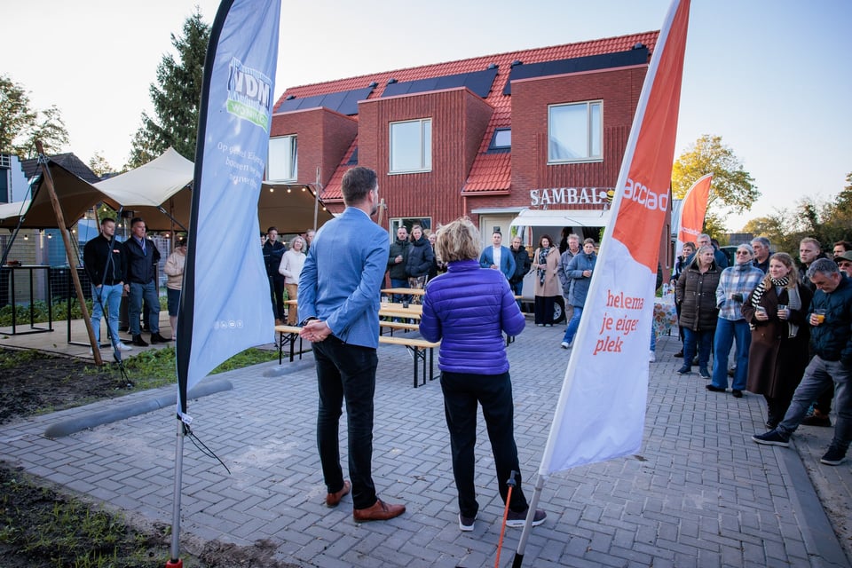 Toespraak wordt gehouden tijdens bijeenkomst voor de nieuwe woningen aan de Schoolstraat
